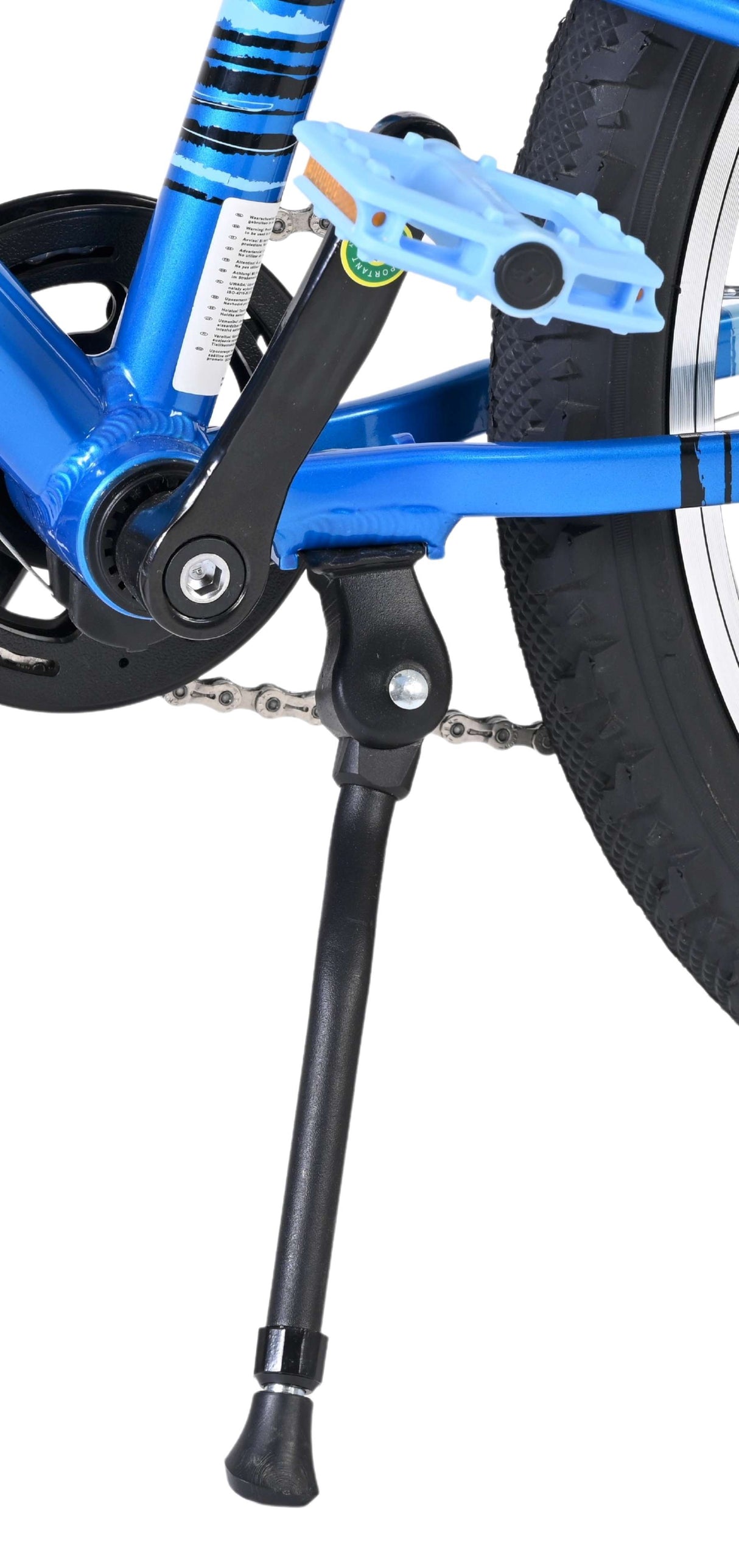 Blaue Fahrradpedale und Seitenständer an einem Fahrradrahmen