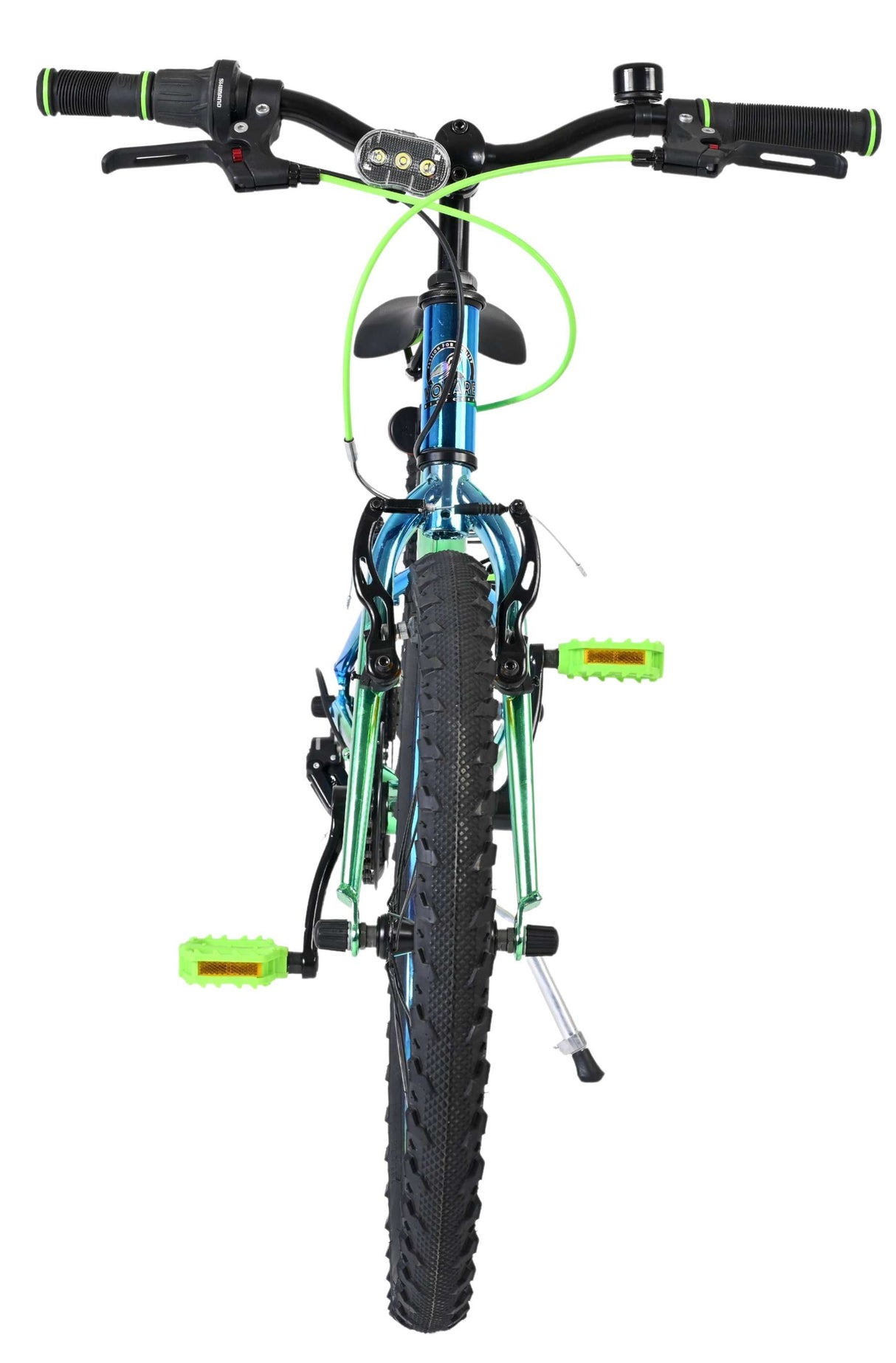 Mountainbike mit grünen Pedalen und blauen Rahmen, von vorne betrachtet