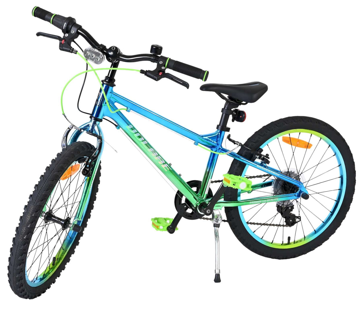 Buntes Mountainbike mit grünen und blauen Akzenten, stabilen Reifen und Ständer