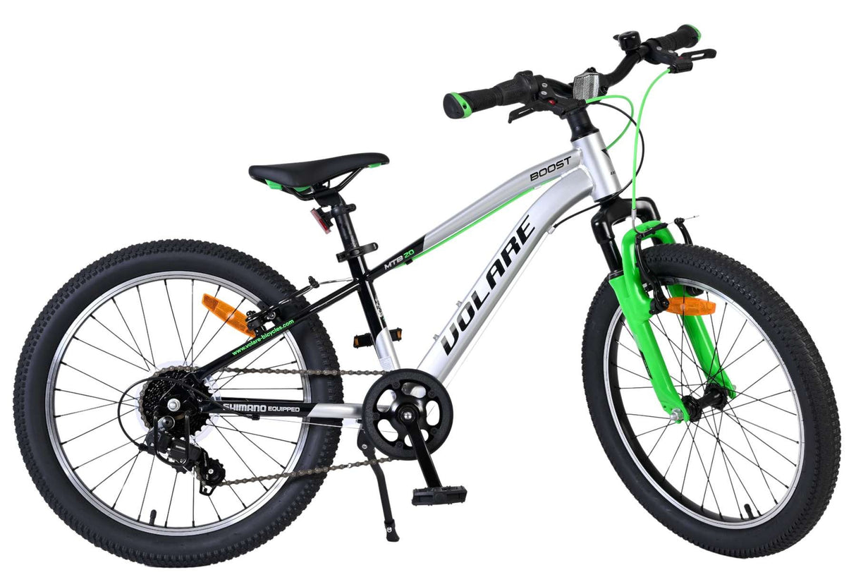 Jugendfahrrad mit silberner und grüner Farbgestaltung, 20-Zoll-Rädern und Gangschaltung