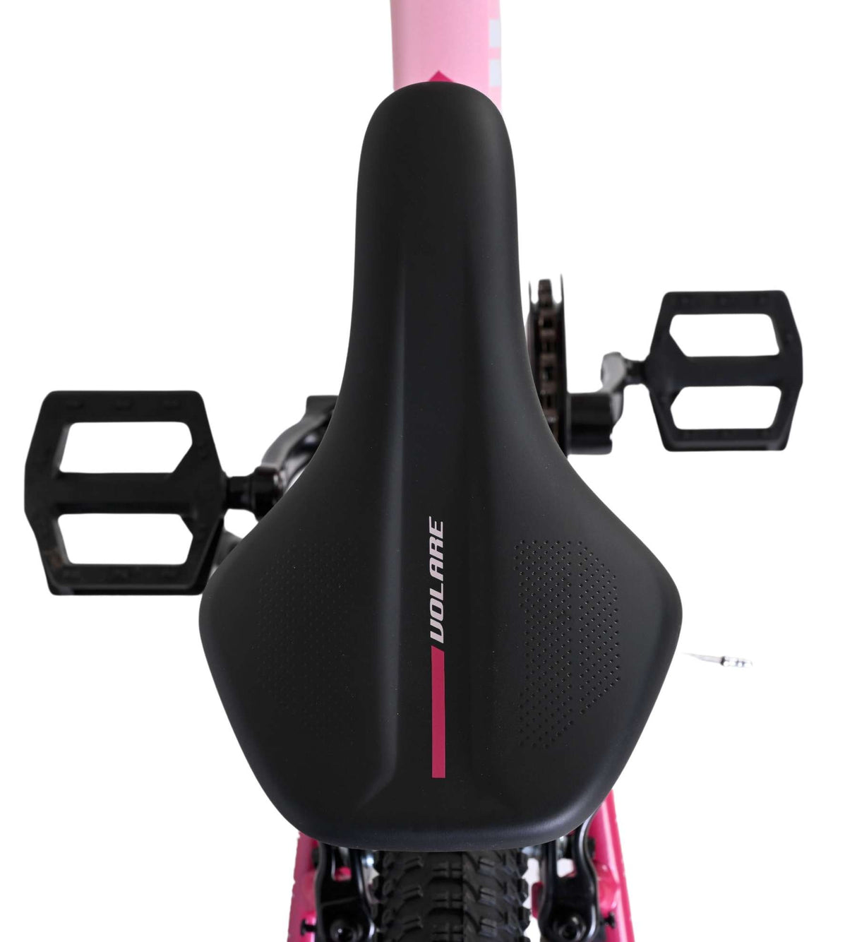Schwarzer Fahrradsattel mit pinken Akzenten und Pedalen im Hintergrund