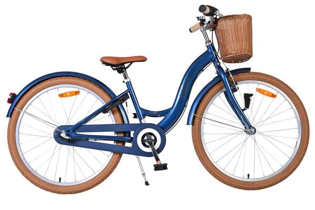 Blaues Fahrrad mit Korb, braunen Reifen und bequemer Sitzfläche