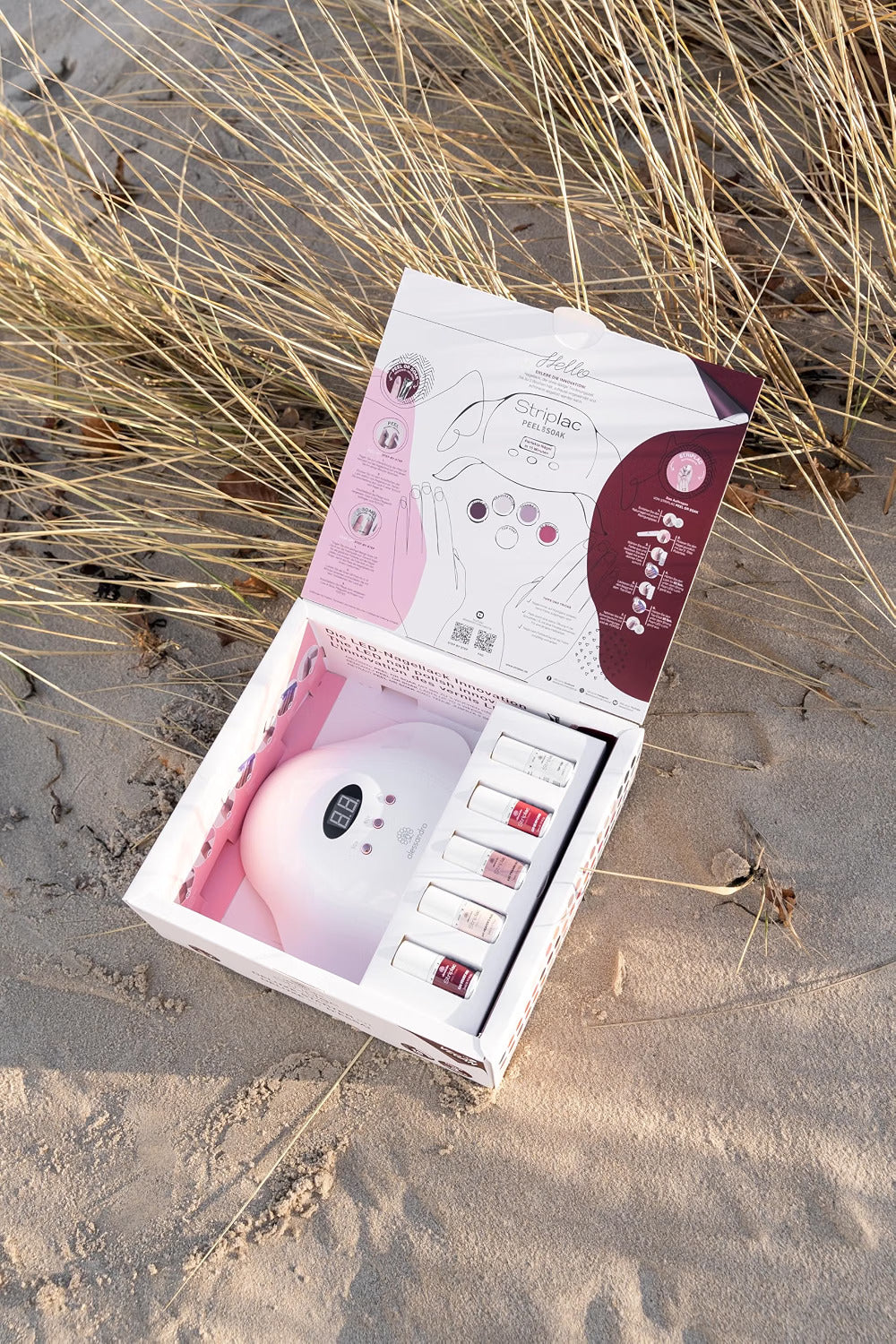 alessandro Nagel Kit im Sand der Düne liegend