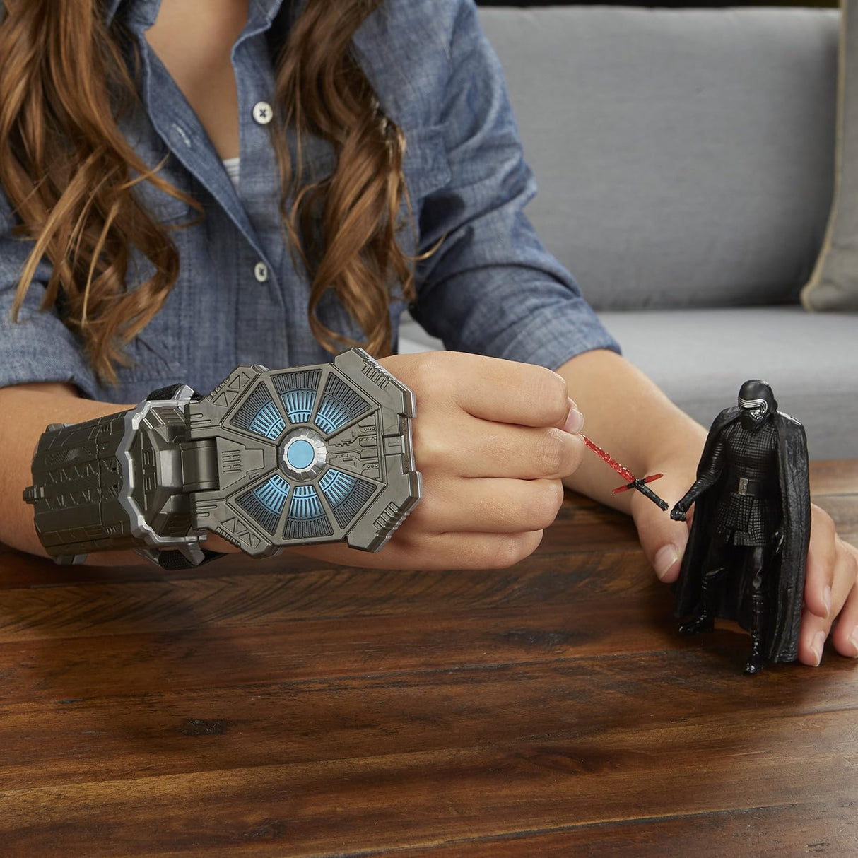 Mädchen mit Hasbro Star Wars Armband mit Kylo Ren Figur
