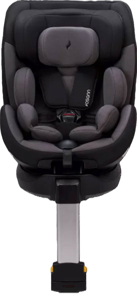 Osann Hero360 SL Kindersitz, schräge Ansicht vorne links mit sichtbaren Isofix-Konnektoren und Standfuß, zeigt ergonomisches Design mit Komforteinlage und Armlehnen.
