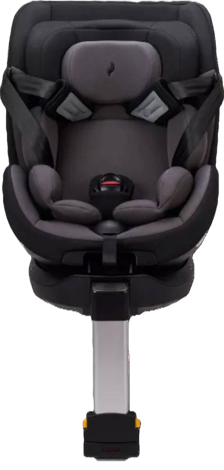 Osann Hero360 SL mit geöffnetem 5-Punkt-Gurt zur Türseite gedreht, sichtbar gepolsterte Einlage, Isofix-Basis mit Standfuß für sicheren Einbau nach i-Size R129.