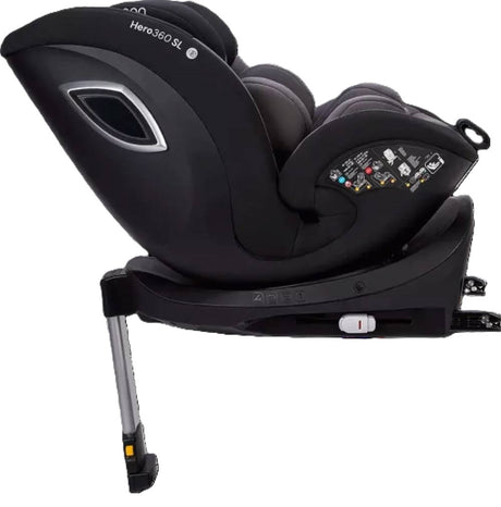 Hero360 SL in vorwärtsgerichteter Position, 180° gedreht mit Seitenansicht links, sichtbar: kompakte Sitzschale, stabiler Standfuß und fest installierte Isofix-Base.