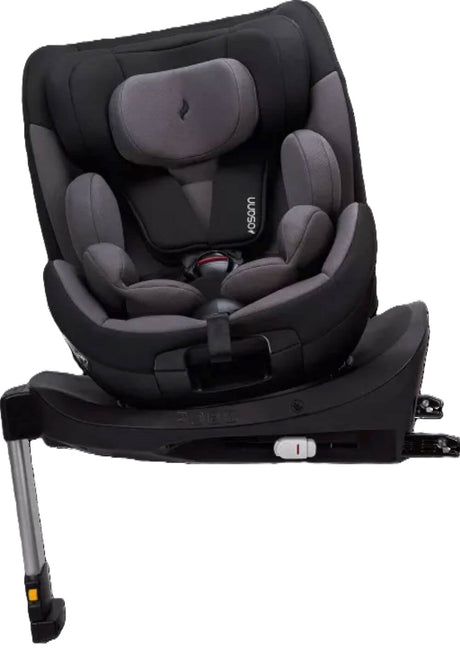 Osann Hero360 SL Kindersitz mit 360 Grad Drehfunktion, zeigt Drehbarkeit zur Fahrzeugtür für komfortables Hineinsetzen, montiert mit Isofix und Standfuß.