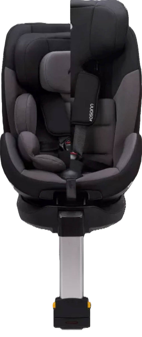 Osann Hero360 SL im Größenvergleich: links mit Neugeboreneneinlage (40 cm), rechts in voller Größe (105 cm), zeigt mitwachsende Nutzung nach i-Size R129.