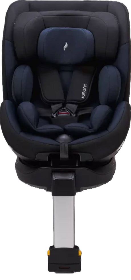 Osann Hero360 SL Kindersitz, schräge Ansicht vorne links mit sichtbaren Isofix-Konnektoren und Standfuß, zeigt ergonomisches Design mit Komforteinlage und Armlehnen.