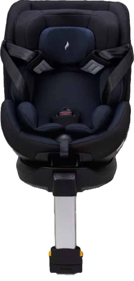 Osann Hero360 SL mit geöffnetem 5-Punkt-Gurt zur Türseite gedreht, sichtbar gepolsterte Einlage, Isofix-Basis mit Standfuß für sicheren Einbau nach i-Size R129.