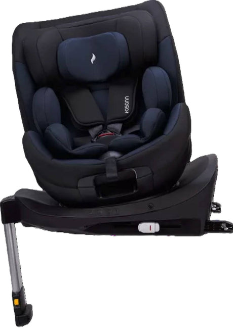 Osann Hero360 SL Kindersitz mit 360 Grad Drehfunktion, zeigt Drehbarkeit zur Fahrzeugtür für komfortables Hineinsetzen, montiert mit Isofix und Standfuß.
