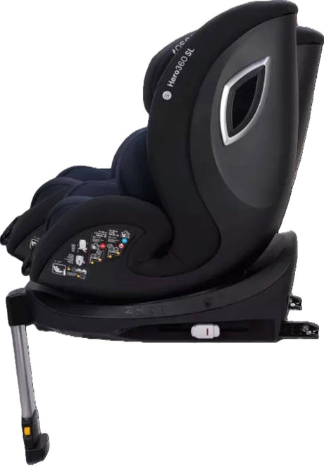 Darstellung der Kippfunktion des Osann Hero360 SL mit geneigter Sitzposition für entspanntes Reisen, zeigt ergonomische Schale auf stabiler Isofix-Basis mit Standfuß.