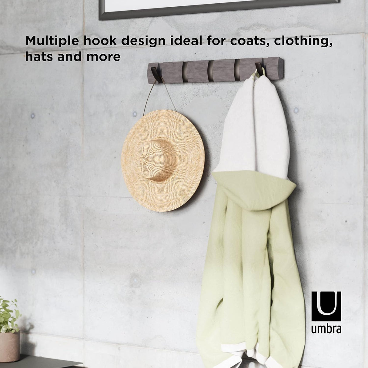 Umbra Hook 8 Flip Grau/Zinnfarben Anwendungsbeispiel mit Hut und Jacke