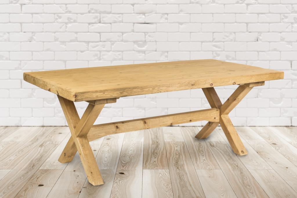 Einzigartiger Holztisch aus Kiefer - Handgefertigt und individuell