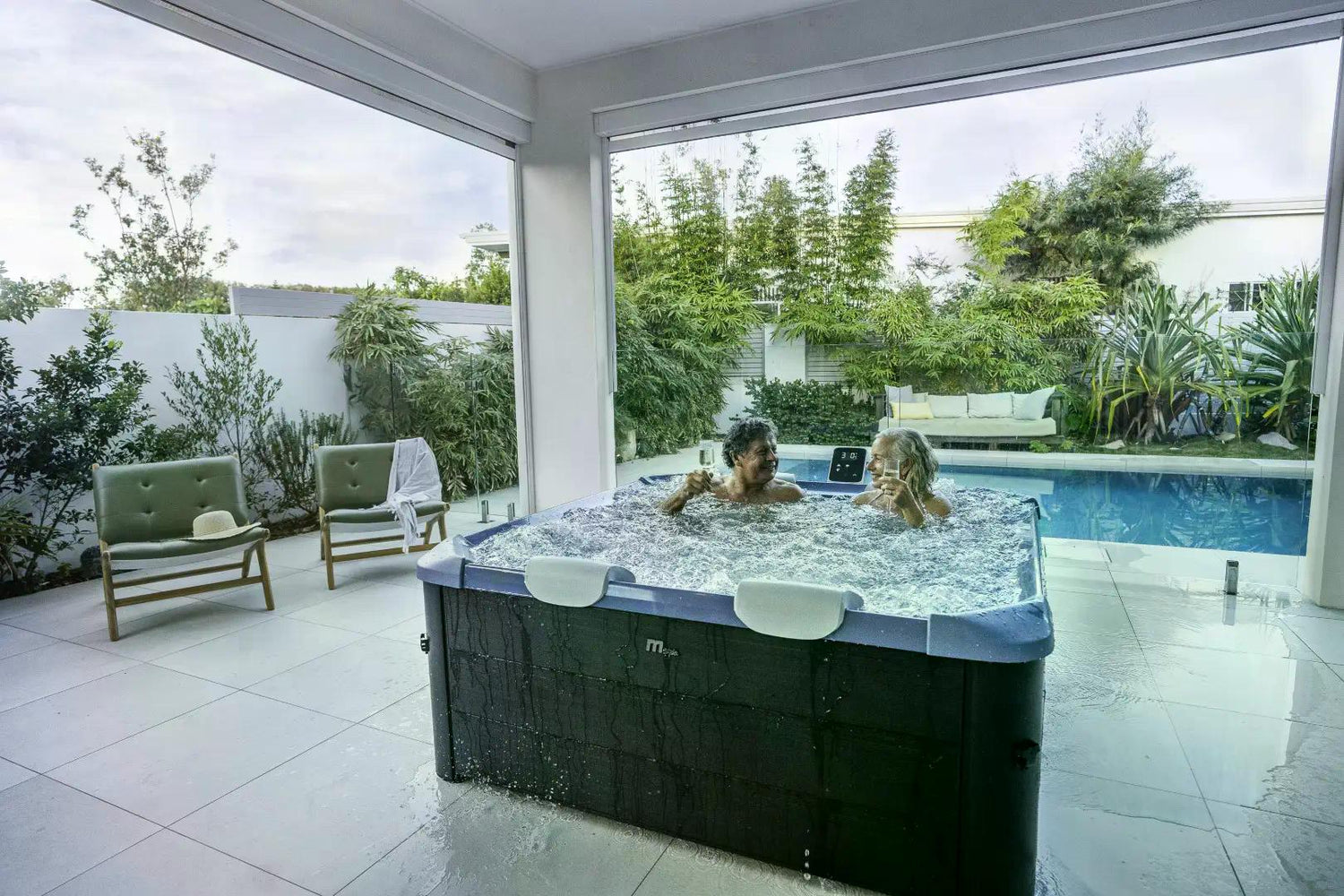 Purehaven MSpa Whirlpool Oslo Saphire 2025 – Aufblasbarer Outdoor-Whirlpool 160x160x65 cm für 6 Personen mit 120+8 Massagedüsen, PTC-Heizung, UVC-Desinfektion & LED