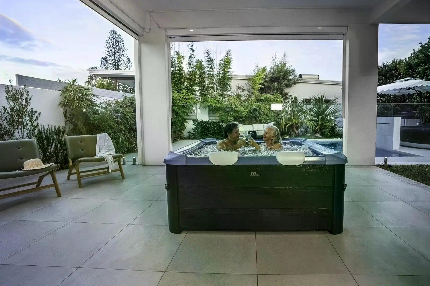 Purehaven MSpa Whirlpool Oslo Saphire 2025 – Aufblasbarer Outdoor-Whirlpool 160x160x65 cm für 6 Personen mit 120+8 Massagedüsen, PTC-Heizung, UVC-Desinfektion & LED