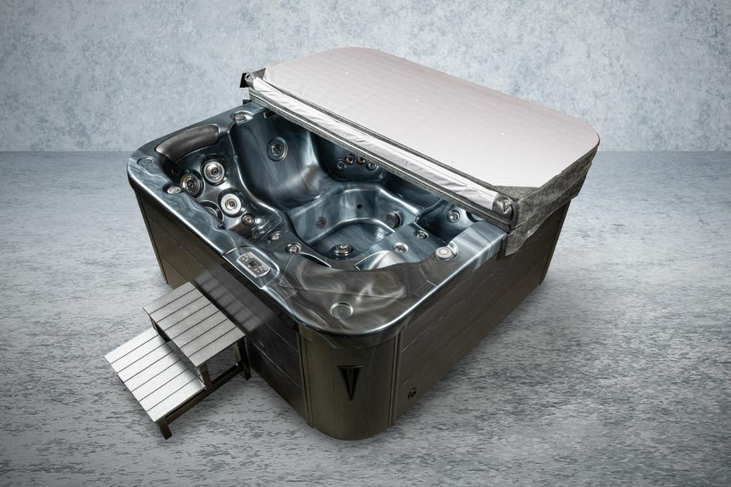 PureHaven American Outdoor-Whirlpool 215x215 cm für 5 Personen mit 53 Massagedüsen Heizung LEDs Thermoabdeckung Ozondesinfektion Pearl Shadow/Grau