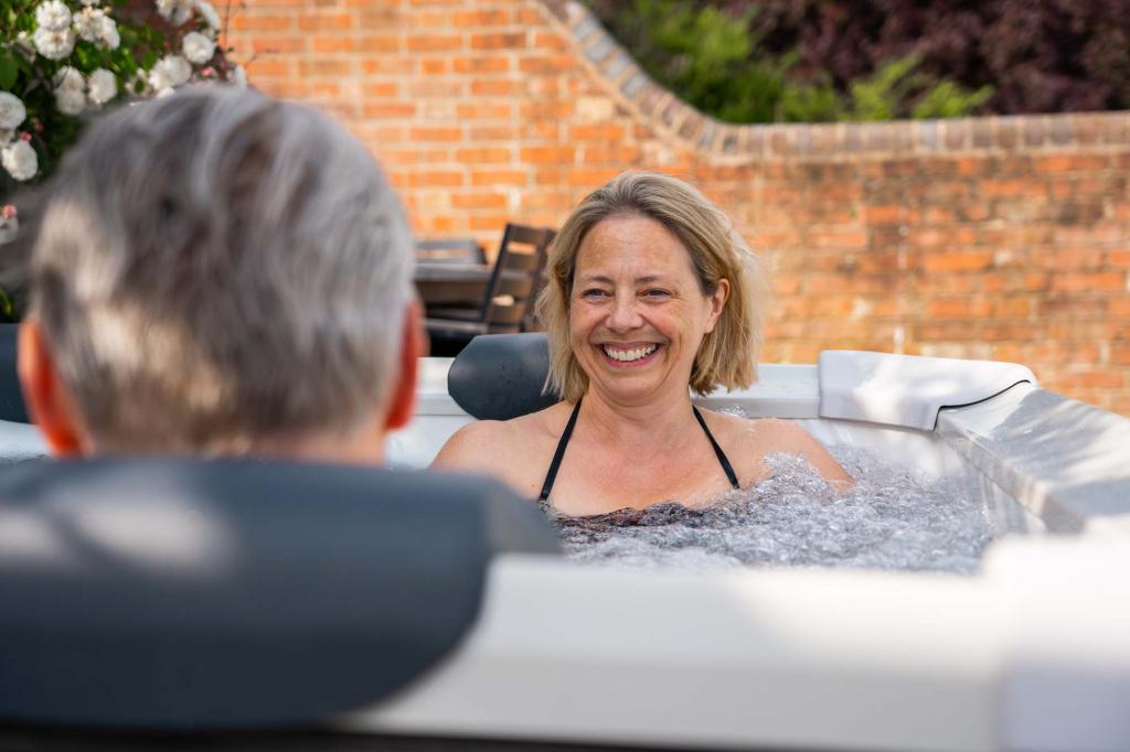 MSpa PureHaven aufblasbarer Whirlpool OSLO 160x160x65cm für 6 Personen 120 Massagedüsen LEDs Heizung App-Steuerung Desinfektion selbreinigend Braun