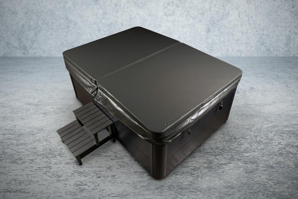 PureHaven American Outdoor-Whirlpool 220x156 cm für 3 Personen mit 77 Wasserdüsen und 10 Luftdüsen Thermoabdeckung LEDs Farbe Sterling Silber/Grau