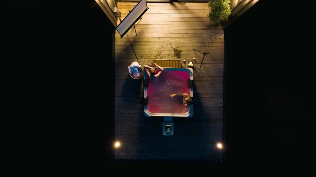MSpa PureHaven aufblasbarer Whirlpool OSLO 160x160x65cm für 6 Personen 120 Massagedüsen LEDs Heizung App-Steuerung Desinfektion selbreinigend Braun