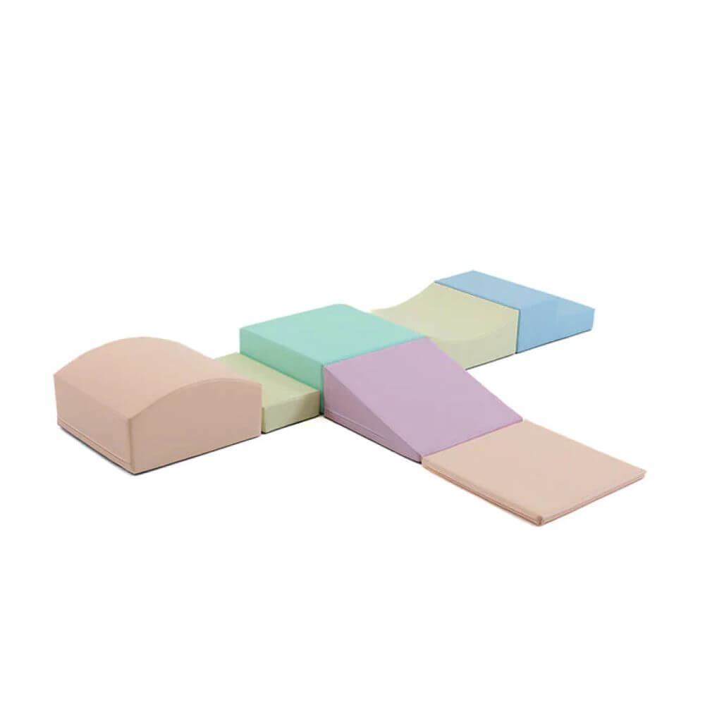 Bunte Schaumstoffspielmodule in verschiedenen Formen und Farben für Kinder