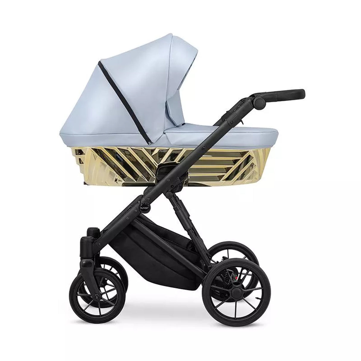 Kombikinderwagen in drei Ansichten: links Seitenansicht mit Babywanne, rechts Frontansicht mit Sportsitz, unten Vorderansicht eines passenden Rucksacks.