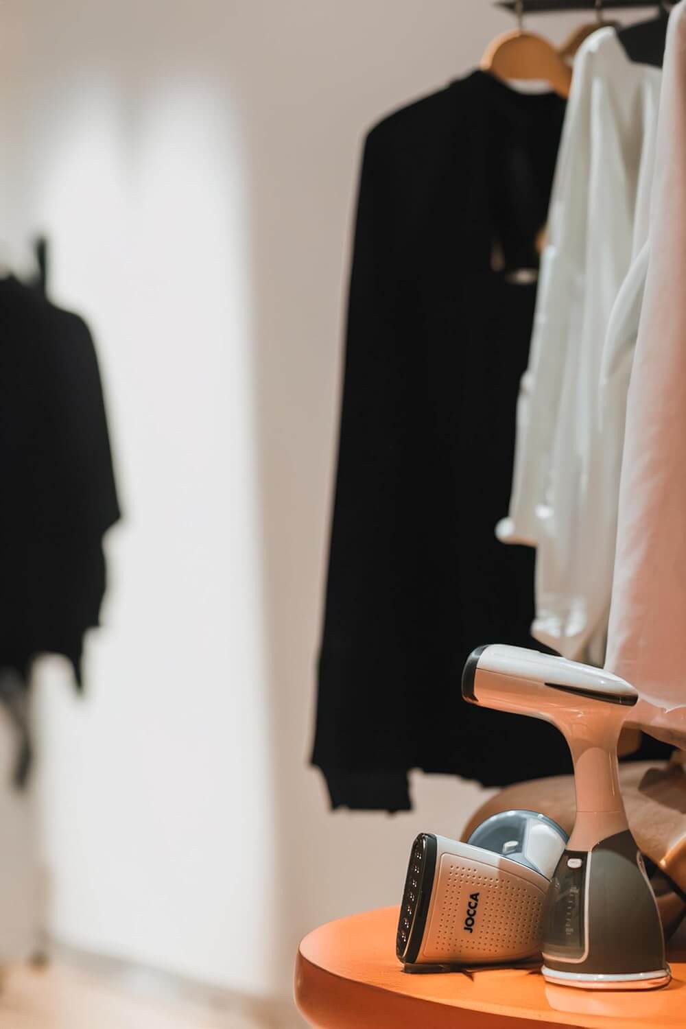 Jocca Dampfbügeleisen 1500W, vertikal & horizontal, 25g/min, 280ml Tank, Anti-Kalk, Anti-Tropf, kompakt & ergonomisch – ideal für Reisen & Alltag