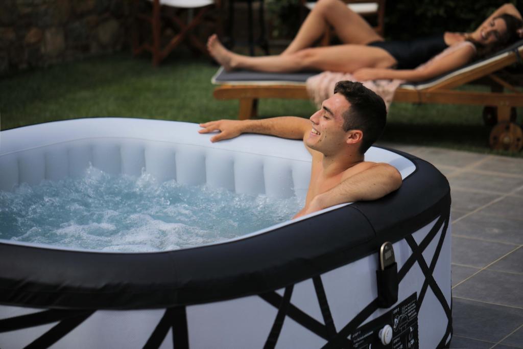 MSpa PureHaven aufblasbarer Whirlpool SOHO 185x185x68 cm für 6 Personen selbstreinigend inkl. Filterkatuschen und Abdeckung Leergewicht 35 kg