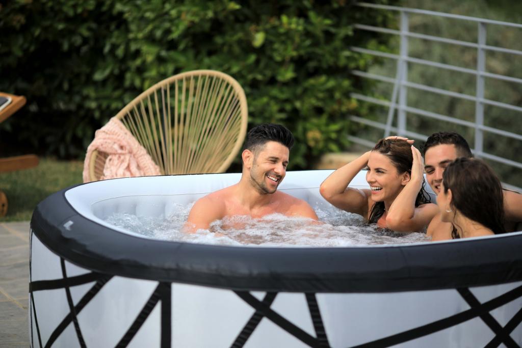 MSpa PureHaven aufblasbarer Whirlpool SOHO 185x185x68 cm für 6 Personen selbstreinigend inkl. Filterkatuschen und Abdeckung Leergewicht 35 kg
