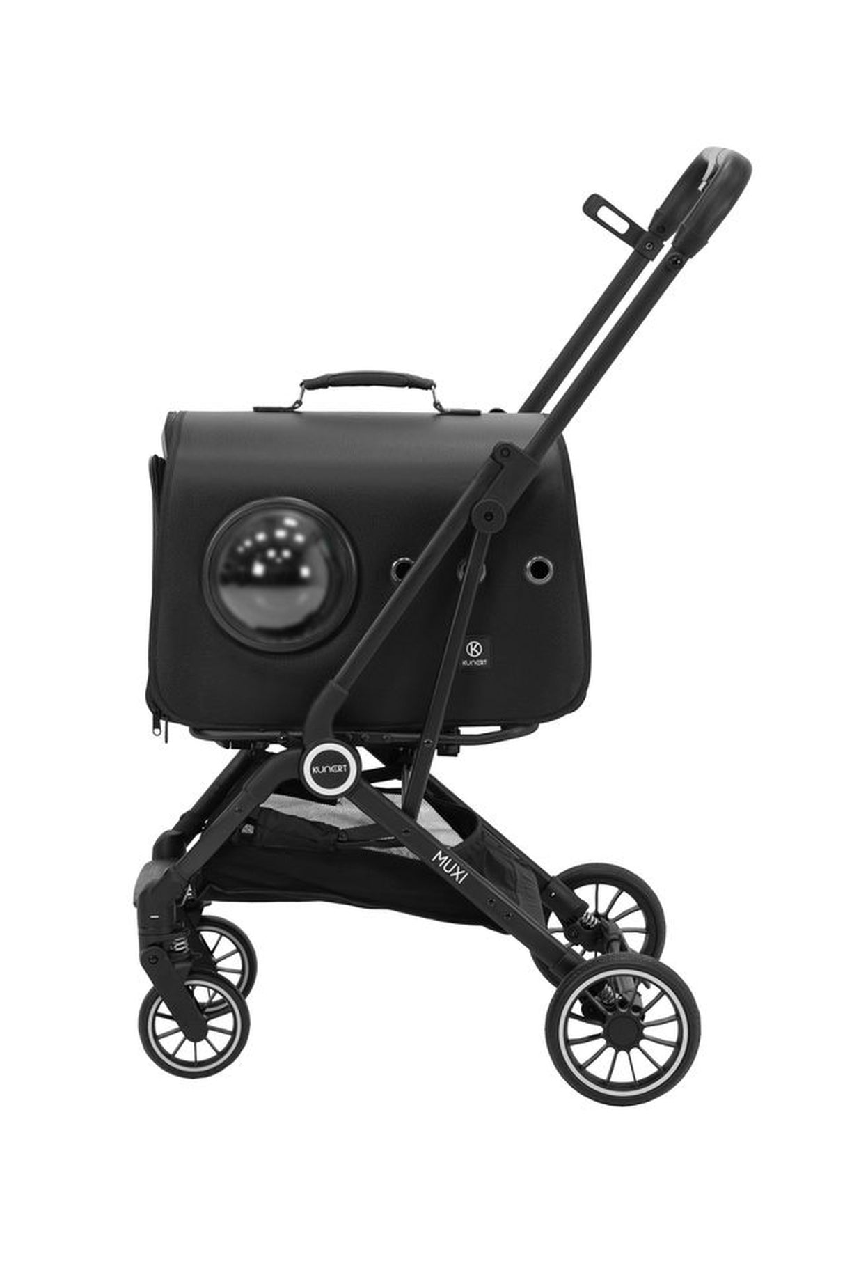 Seitenansicht des komplett zusammengefalteten Buggy-Gestells, bereit für den Transport im Kofferraum.