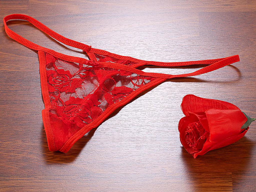 Slip-Rose rot - Rose mit String-Tanga als Blütenblätter Sexy Unterwäsche Rosen