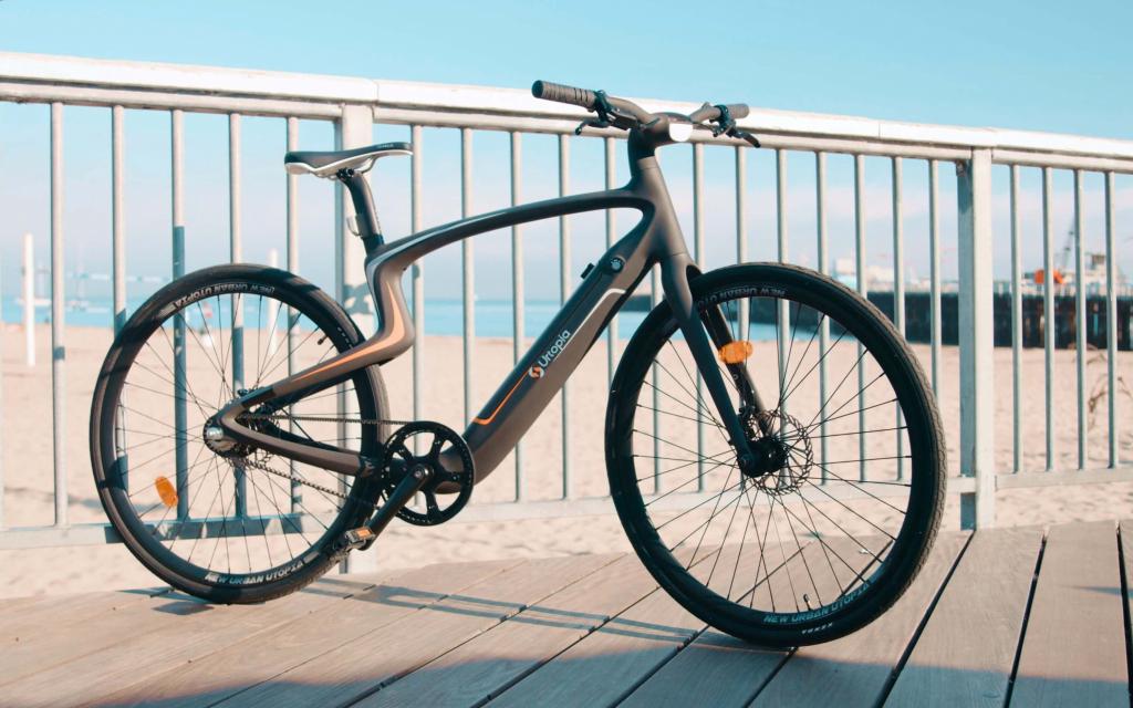 Urtopia E-Bike Smartbike abgestellt vor Geländer