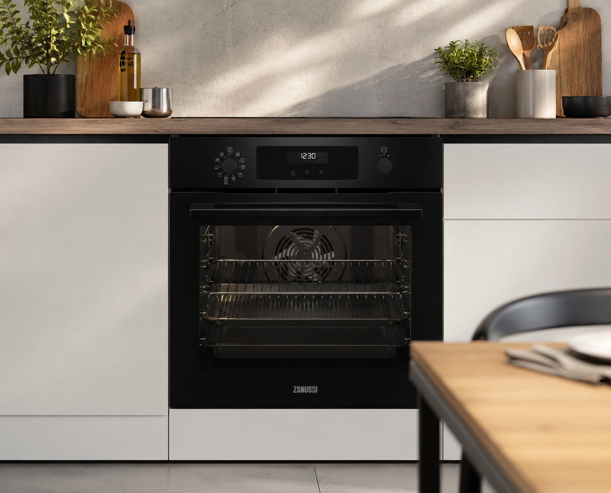 Zanussi ZOPKA2K6 Backofen in der Küche eingebaut
