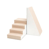 Treppenstruktur mit vier Stufen und schrägem Element in neutralen Farben