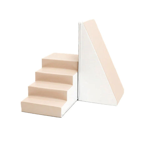 Treppenstruktur mit vier Stufen und schrägem Element in neutralen Farben