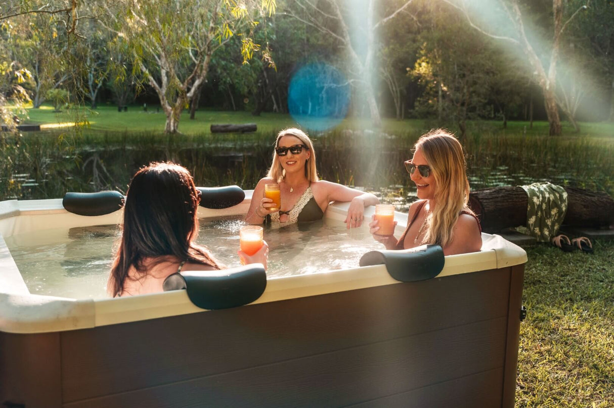 Purehaven OSLO AMBER AERO PLUS Whirlpool im Garten eines Hauses