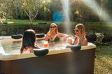 Purehaven OSLO AMBER AERO PLUS Whirlpool im Garten eines Hauses
