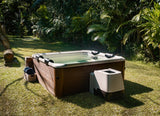 Purehaven OSLO AMBER AERO PLUS Whirlpool im Garten des Hauses mit mehreren Personen badend