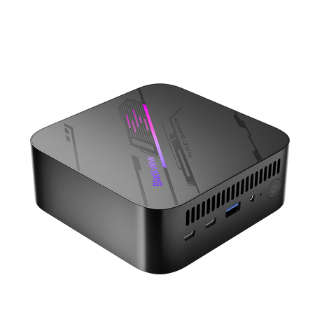 Blackview MP100 Mini PC – Vorderansicht schräg links, kompakter schwarzer Mini-PC mit modernem Design und beleuchtetem Logo