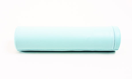 Runder, blauer Yogaroller aus weichem Material auf weißem Hintergrund