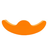 Orangenfarbener Holzblock mit geschwungener Form für kreative Anwendungen