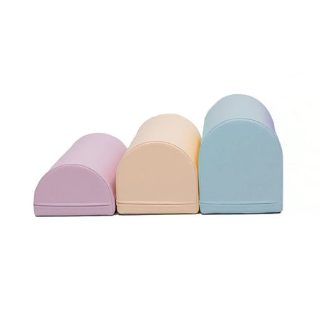 Drei halbrunde Kissen in Pastellfarben: lila, beige und blau