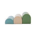 Drei bunte, halbrunde Kissen in Blau, Beige und Grün