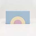 Bunte Box in Blau mit geometrischem Regenbogenmuster in Pastellfarben