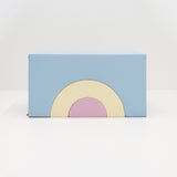 Bunte Box in Blau mit geometrischem Regenbogenmuster in Pastellfarben