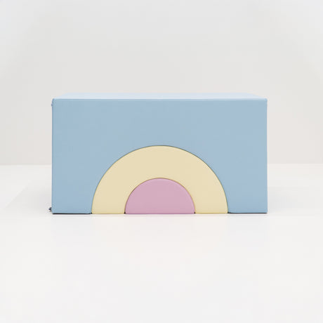Bunte Box in Blau mit geometrischem Regenbogenmuster in Pastellfarben