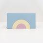 Bunte Box in Blau mit geometrischem Regenbogenmuster in Pastellfarben