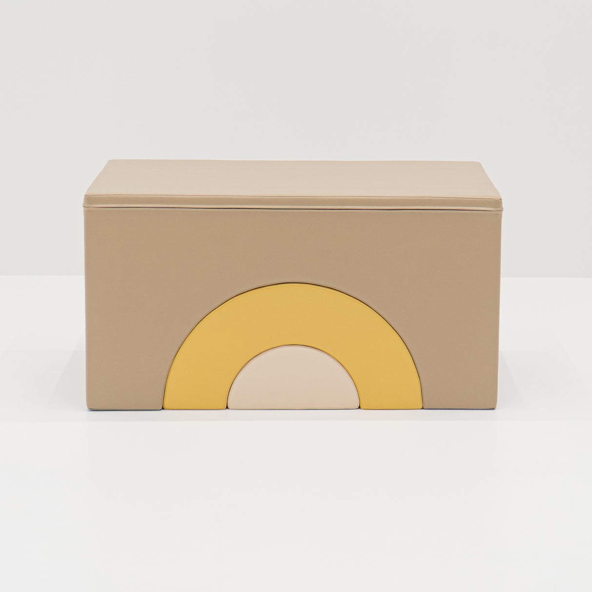 Beige Aufbewahrungstruhe mit buntem, halbkreisförmigem Design vorne