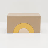 Beige Aufbewahrungstruhe mit buntem, halbkreisförmigem Design vorne